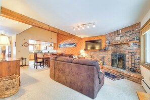 TV, fireplace, books, stereo - 1 Mi to Killington Resort: Townhome w/ Dry Sauna! (Killington)