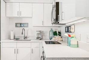 Frigorífico, microondas, horno y placa de cocina