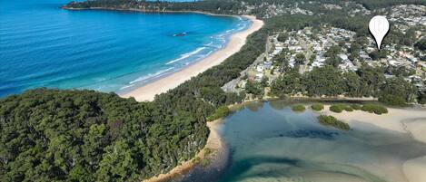 بالقرب من الشاطئ