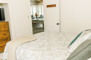 3 bedrooms, free WiFi, bed sheets - Moreno Lake Area retreat with two master suites (Bass Lake)