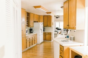 Fridge, microwave, oven, stovetop - Moreno Lake Area * Free Night Special (Bass Lake)