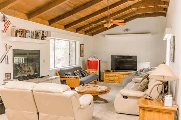 TV, video games - Moreno Lake Area * Free Night Special (Bass Lake)