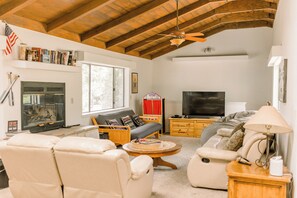 Una sala de estar acogedora con chimenea, televisor y asientos cómodos.
