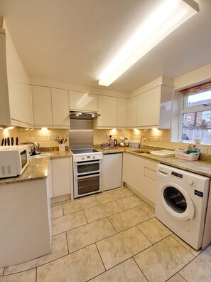 Shared kitchen - Saltburn Holidays Jasmine Cottage (Saltburn-by-the-Sea)