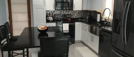 Micro-ondes, plaque de cuisson, lave-vaisselle, cafetière/bouilloire