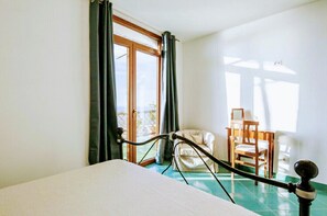 4 camere, una scrivania, ferro/asse da stiro, culla da viaggio