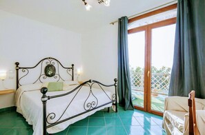 4 bedrooms, desk, iron/ironing board, travel crib