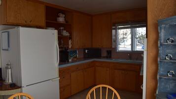 Peti sejuk, ketuhar gelombang mikro, pembancuh kopi/teh