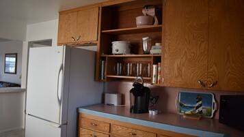 Lemari es, microwave, dan mesin pembuat kopi/teh