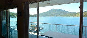 5 dormitorios 4. 5 baños casa frente al lago para 14 personas