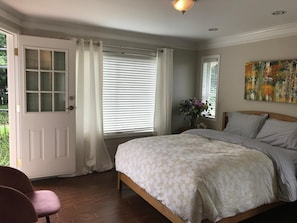 Desk, blackout curtains, free WiFi, bed sheets - Royalty B&B (Richmond)