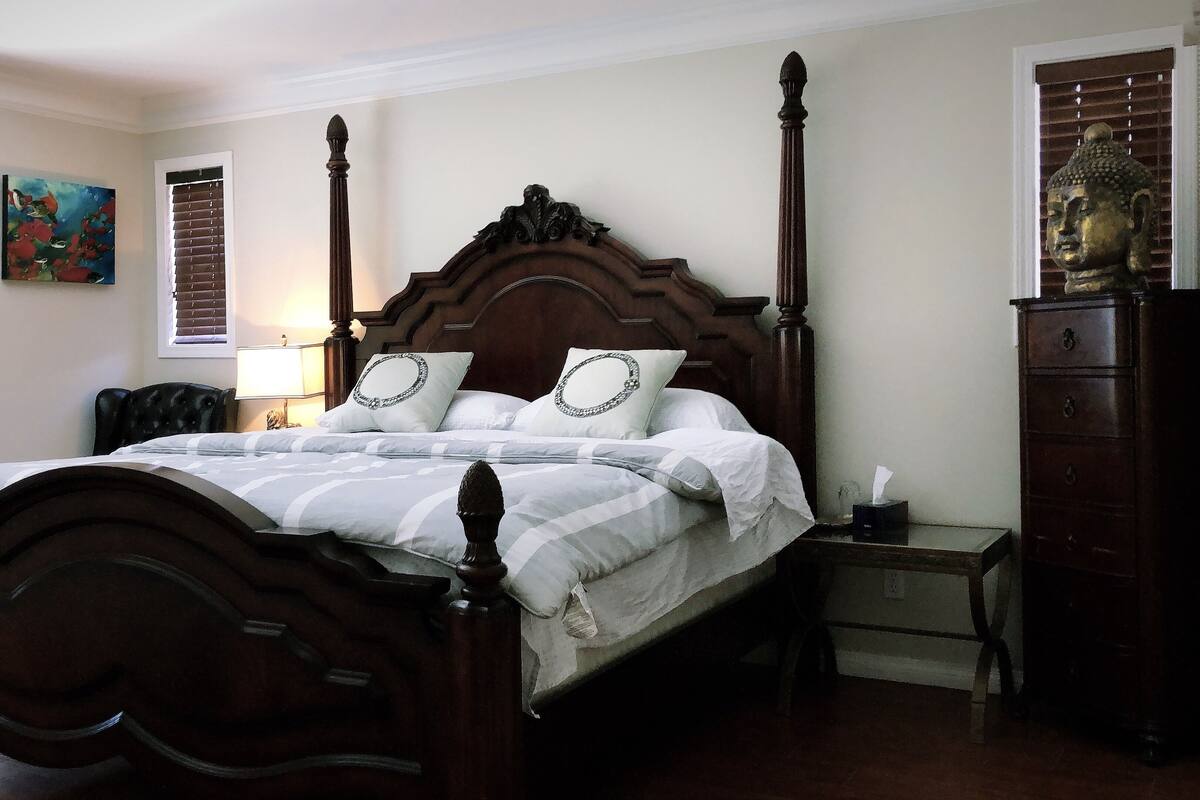 Royalty King Bed | Desk, blackout drapes, WiFi (free), bed sheets