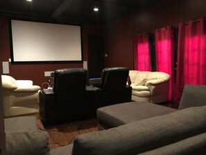 Theatre show - Royalty B&B (Richmond)