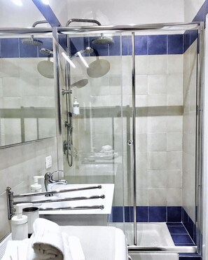 Hair dryer, towels, soap, shampoo - Golden Home Sorrento (Sorrento)