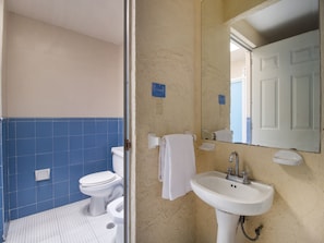 Standard Room | Bathroom | Combined shower/bathtub, towels, soap, shampoo