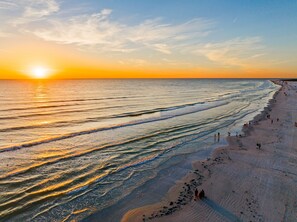 Nær stranden, solsenger og strandhåndklær