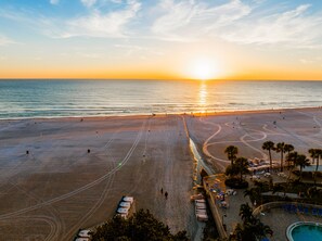 Nær stranden, solsenger og strandhåndklær