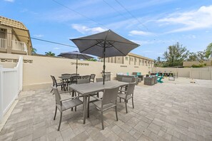 Outdoor dining - Bright & Modern ~ Heated Pool ~ Gated Beach ~ Pkg! (Siesta Key)