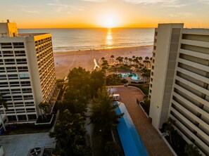 Utendørsbasseng og et oppvarmet basseng