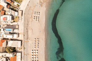 Plage, chaises longues, serviettes de plage
