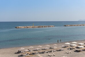 Sulla spiaggia, lettini da mare, teli da spiaggia