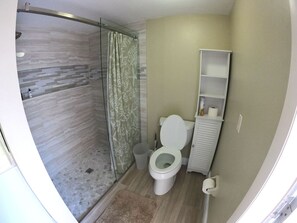 Shower, jetted bath, towels, soap - Beautiful 4br Waterfront Paradise HEATED POOL, BIKES, FISHING, KAYAKS (Cape Coral)