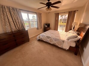 4 bedrooms, iron/ironing board, WiFi, bed sheets - Beautiful 4br Waterfront Paradise HEATED POOL, BIKES, FISHING, KAYAKS (Cape Coral)