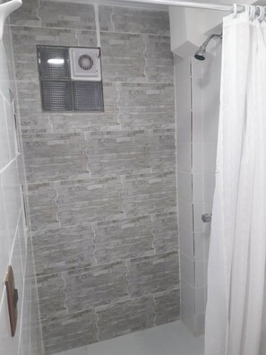 Habitación individual estándar | Baño | Ducha y cabezal de ducha tipo lluvia