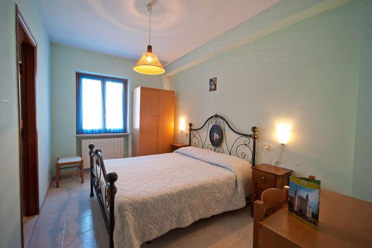 Camera con letto matrimoniale o 2 letti singoli | Una scrivania, culle/letti per bambini (a pagamento), Wi-Fi gratuito