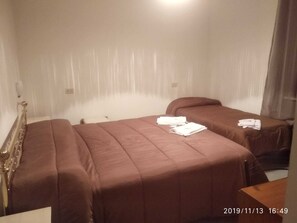 Triple Room | Desk, cots/infant beds, free WiFi, bed sheets - Hotel Cascia Ristorante (Cascia)