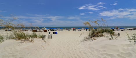 Playa en los alrededores, camastros y toallas de playa