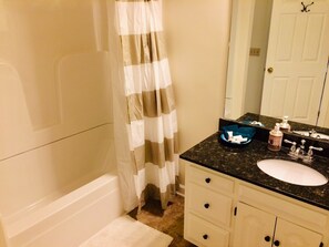 Ducha y bañera combinadas, secador de pelo, toallas y jabón