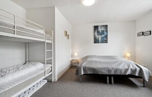 8 bedrooms, travel crib, free WiFi