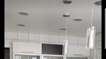 Een magnetron, eettafels