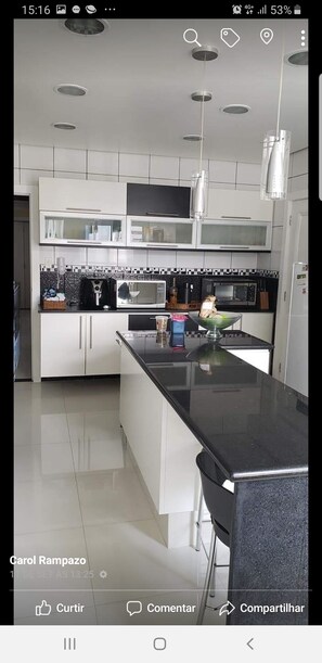Microwave, dining tables - High Standard Apartment (Guarujá)