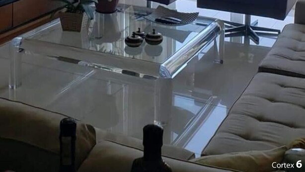 Una sala de estar con un ventanal grande, dos sofás, una mesa de centro y un televisor.