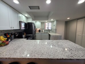 Geladeira, micro-ondas, fogão, cooktop