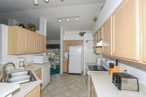 Villa | Private kitchen - Kissimmee 3 bed Home With Large Private Deck Area (Kissimmee)