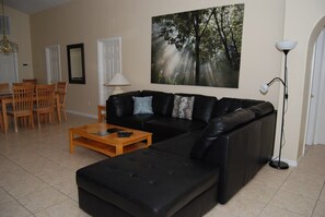 Villa | Wohnzimmer | Flachbildfernseher, DVD-Player