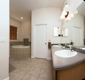 Villa | Bathroom