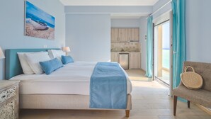 Camera da letto con un letto, comodino e vista sulla cucina e un balcone.