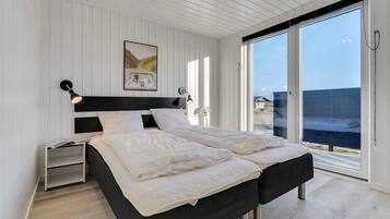 7 bedrooms, travel crib, free WiFi