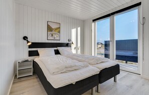 7 bedrooms, travel crib, free WiFi