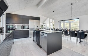 Kühlschrank, Geschirrspüler, Wasserkocher mit Kaffee-/Teezubehör