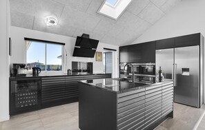 Kühlschrank, Geschirrspüler, Wasserkocher mit Kaffee-/Teezubehör