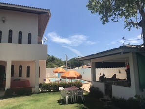 Outdoor dining - Beach house with pool in Barra de Jacuípe (Barra de Jacuípe)