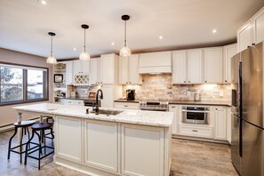 Réfrigérateur, four, plaque de cuisson, cafetière/bouilloire