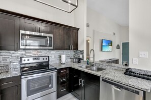 Cafeteira/chaleira, geladeira, micro-ondas, cooktop