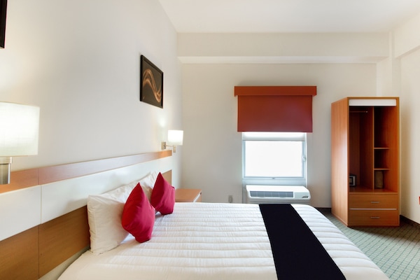 Standard Room | Premium bedding, down comforters, in-room safe, desk