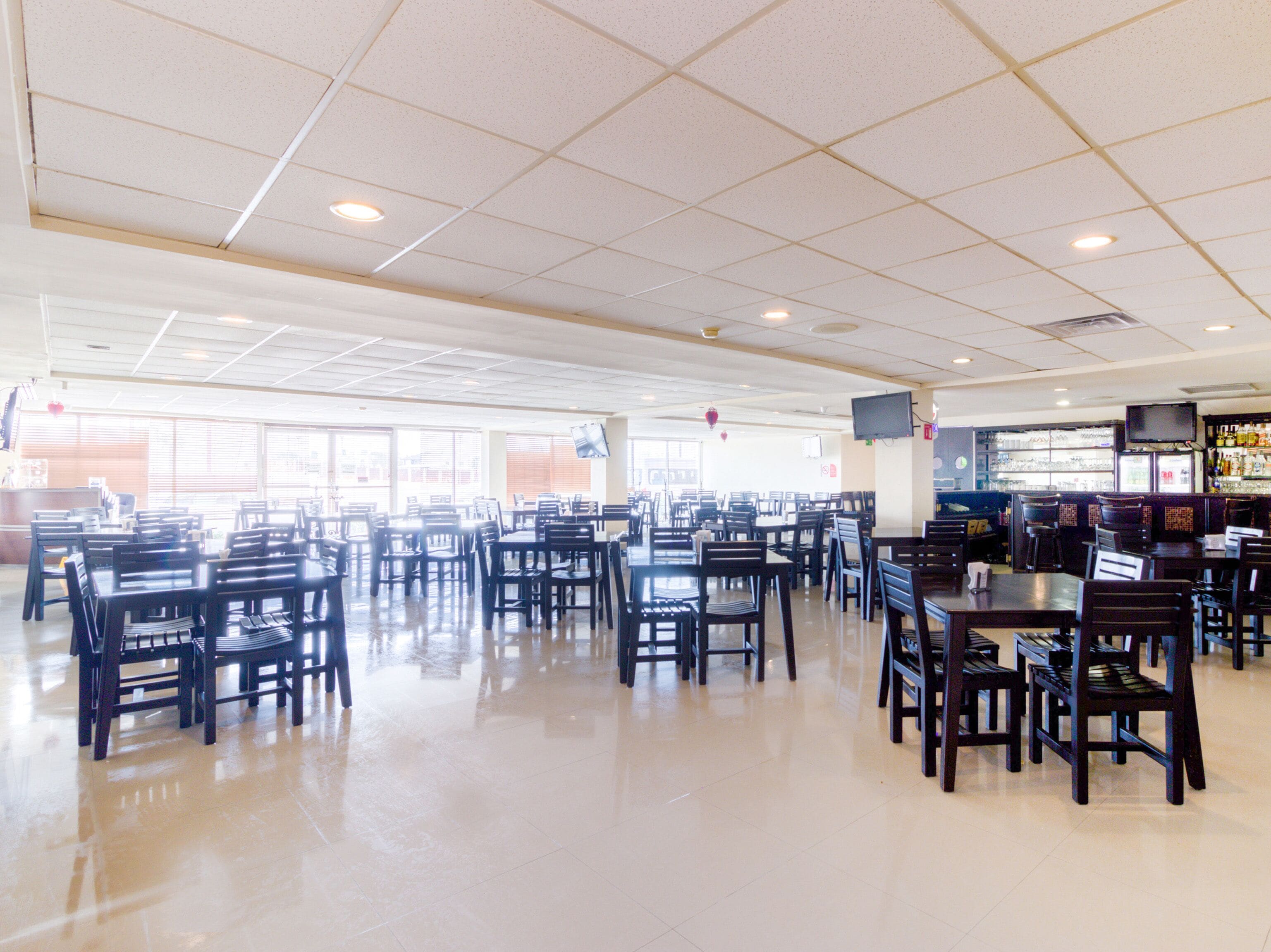 朝食、ディナーに営業